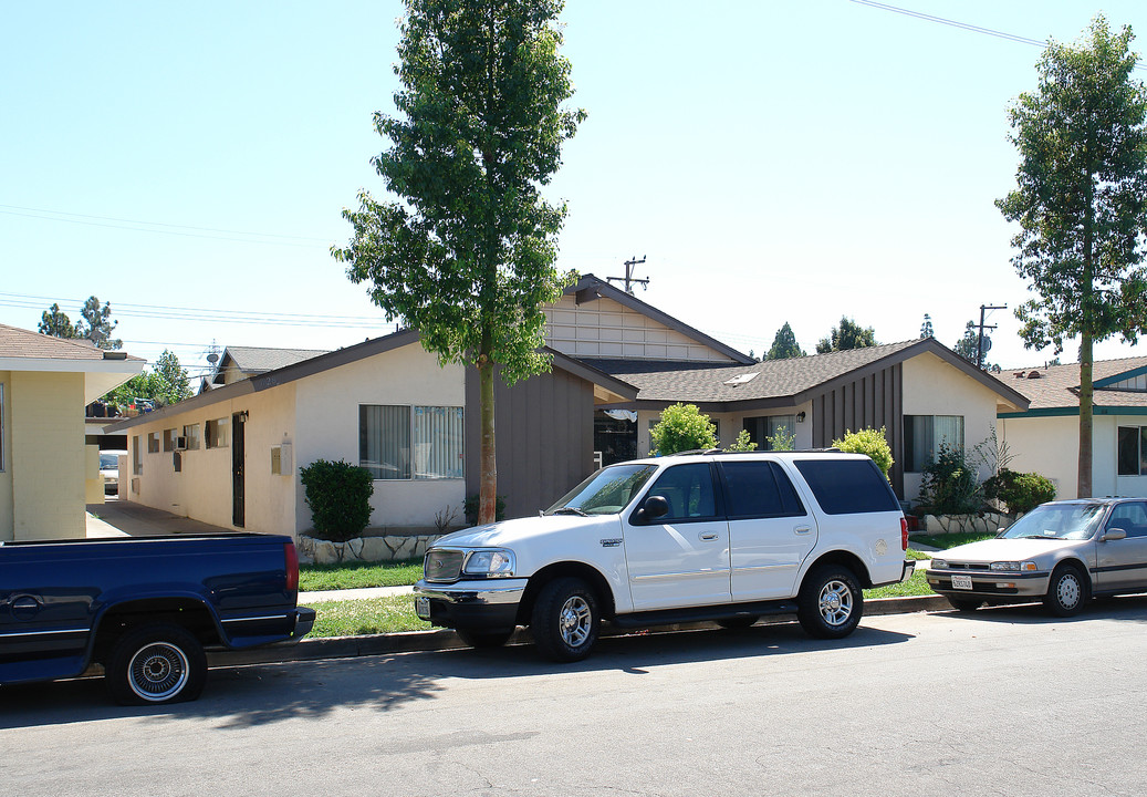 1828 E Grove Ave in Orange, CA - Foto de edificio