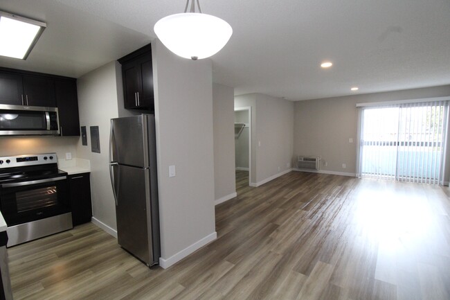 Oxnard Terrace in Van Nuys, CA - Building Photo - Building Photo