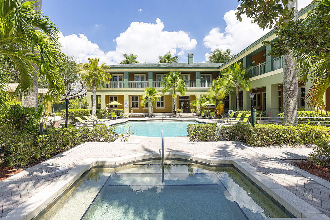 Club Mira Lago in Coral Springs, FL - Foto de edificio