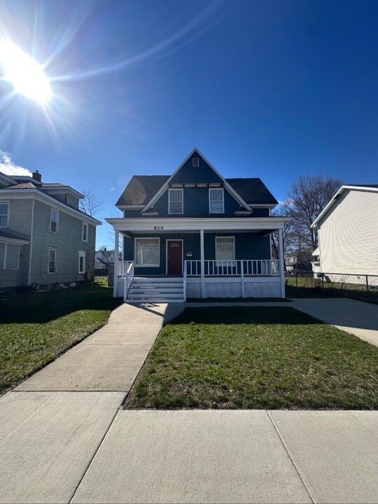 814 Columbus Ave in Benton Harbor, MI - Building Photo