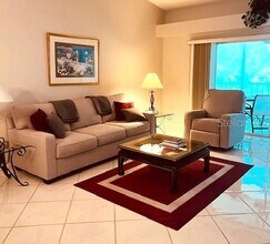 9480 High Gate Dr in Sarasota, FL - Building Photo - Building Photo