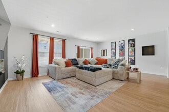 709 Thomas Ln in Manassas Park, VA - Foto de edificio - Building Photo