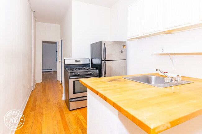 369 Menahan St in Brooklyn, NY - Building Photo - Building Photo