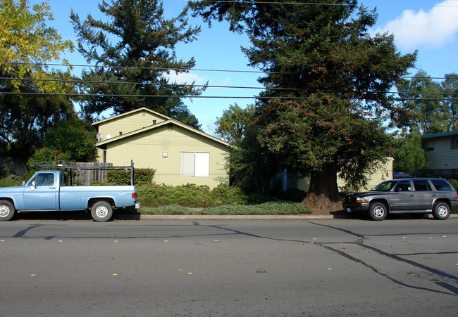 3663-3669 Sonoma Ave in Santa Rosa, CA - Building Photo - Building Photo