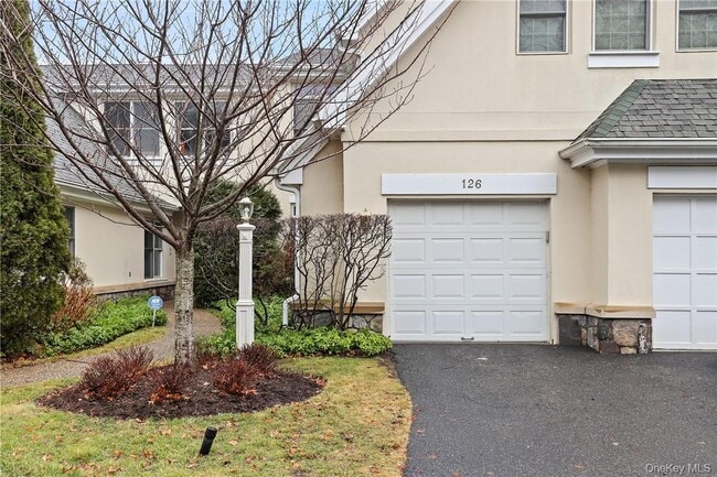 126 Doral Greens Dr W in Rye Brook, NY - Building Photo - Building Photo