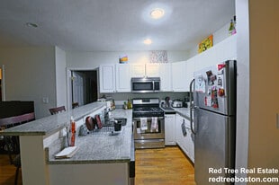 324 Saint Paul St, Unit 2 in Brookline, MA - Building Photo