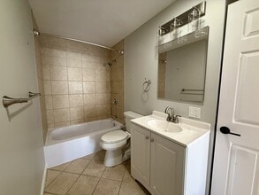 5 Washington St, Unit B2 in Reading, MA - Foto de edificio - Building Photo