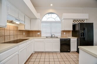 7130 River Garden Dr in Houston, TX - Building Photo - Building Photo