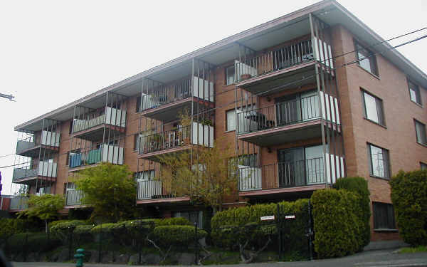 7101 Roosevelt Way NE in Seattle, WA - Building Photo