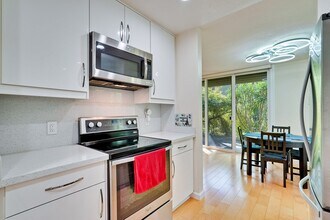 505 Cypress Point Dr in Mountain View, CA - Foto de edificio - Building Photo