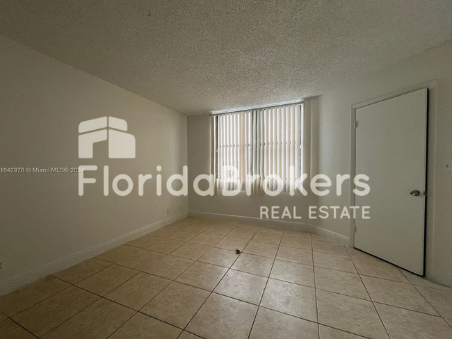 213 Lake Pointe Dr in Oakland Park, FL - Building Photo - Building Photo