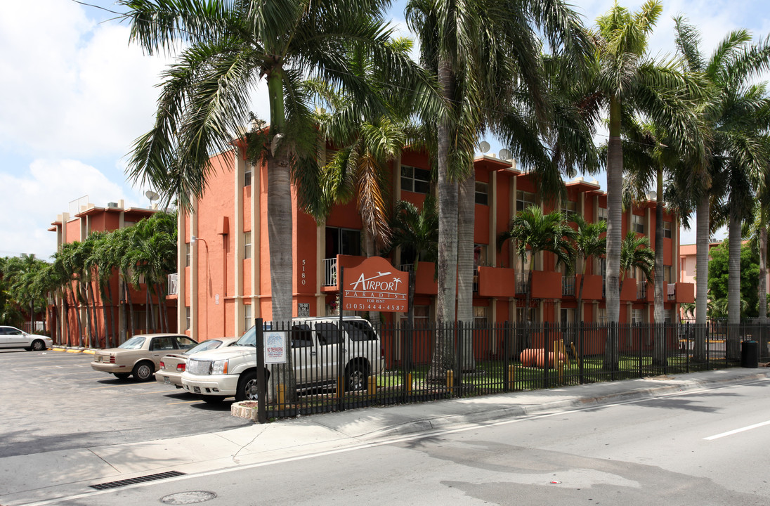 Airport Paradise Apartments in Miami, FL - Building Photo