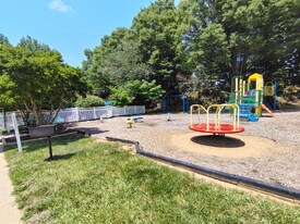 600 Reusens Rd, Unit D38 in Lynchburg, VA - Building Photo