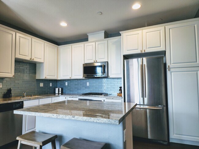 632 True Wind Way in Redwood City, CA - Foto de edificio - Building Photo