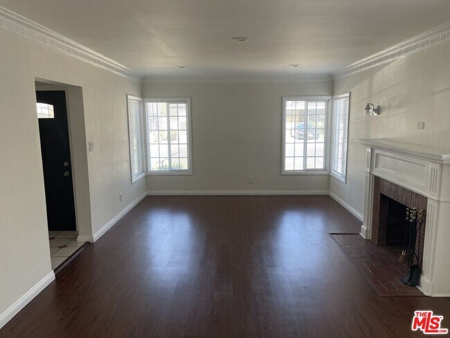 2830 S Holt Ave in Los Angeles, CA - Building Photo - Building Photo