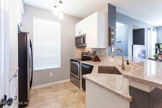 13700 Richmond Park Dr N in Jacksonville, FL - Foto de edificio - Building Photo