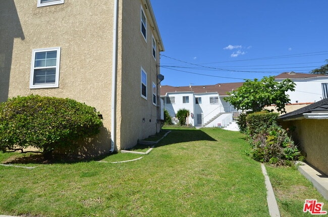 6116 Overhill Dr in Los Angeles, CA - Foto de edificio - Building Photo