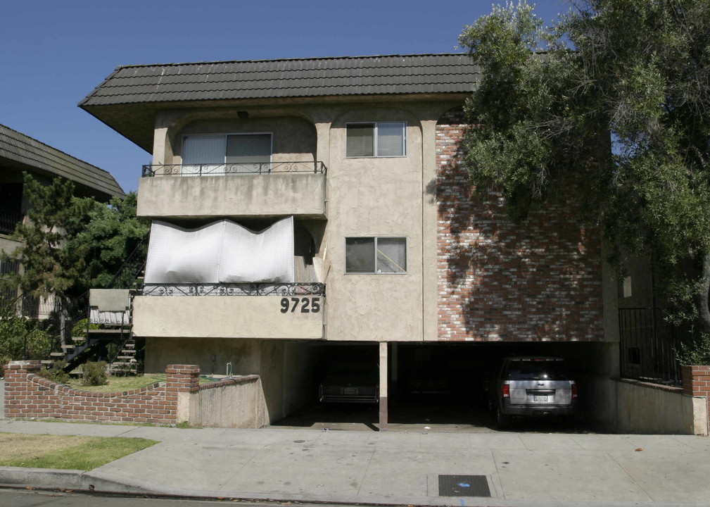 9725 Glasgow Pl in Los Angeles, CA - Foto de edificio