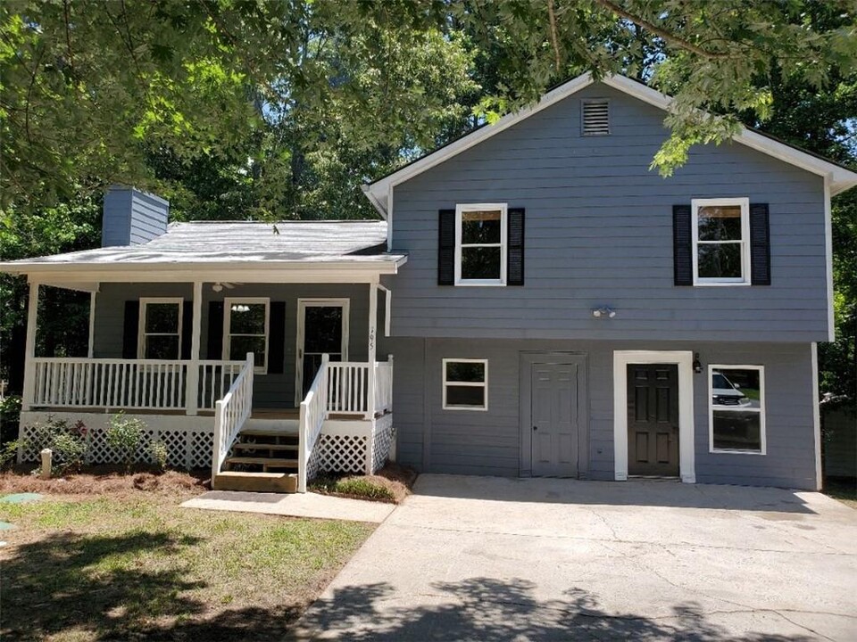 195 Baggett Cir in Dallas, GA - Building Photo