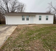 12445 Pizarro Dr in St. Louis, MO - Building Photo