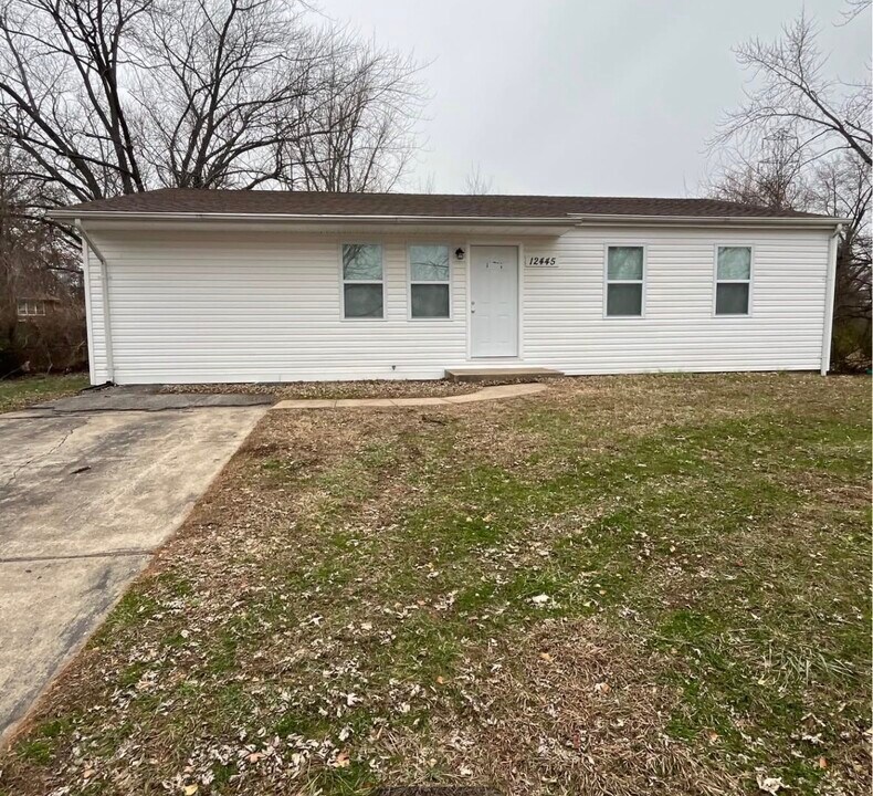 12445 Pizarro Dr in St. Louis, MO - Building Photo