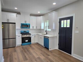 7830 Woodlyn Rd in Houston, TX - Building Photo