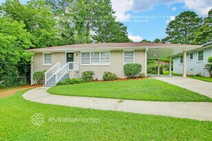 2246 Collins Dr in East Point, GA - Building Photo