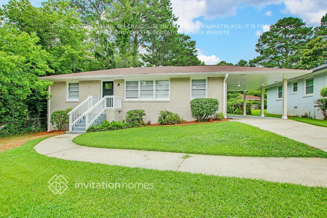 2246 Collins Dr in East Point, GA - Building Photo