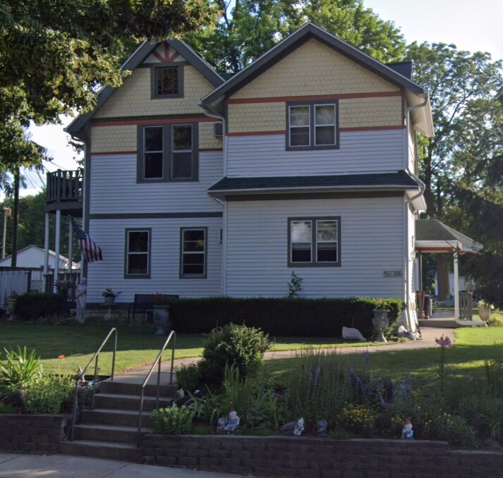 150 Main St in Pewaukee, WI - Building Photo