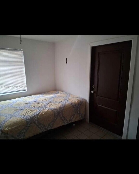 7167 SW 43rd St in Miami, FL - Building Photo