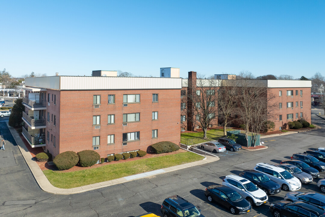 Rainbow House in Farmingdale, NY - Foto de edificio