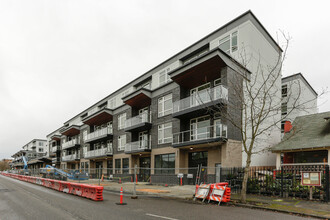 Solace Phase 2 in Portland, OR - Foto de edificio - Building Photo