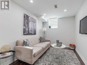 102 Bettina Pl in Whitby, ON - Building Photo - Building Photo