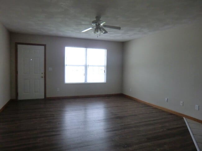 211 Autumn Pine Dr, Unit 211 in Fairview Heights, IL - Building Photo - Building Photo
