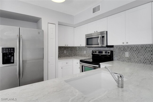 1210 Wildwood Lakes Blvd in Naples, FL - Building Photo - Building Photo