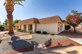 16853 N Meadow Park Dr in Sun City, AZ - Building Photo - Building Photo