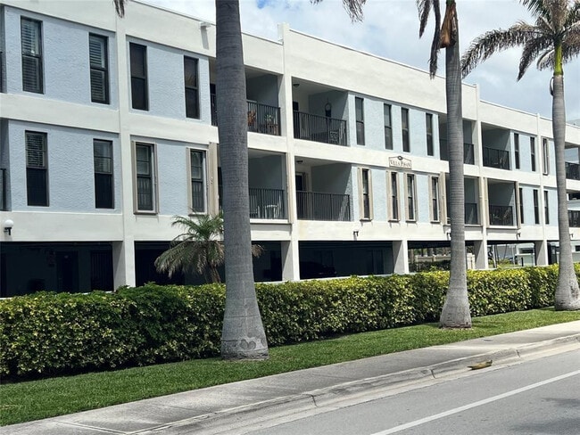 445 SE 21st Ave in Deerfield Beach, FL - Building Photo - Building Photo