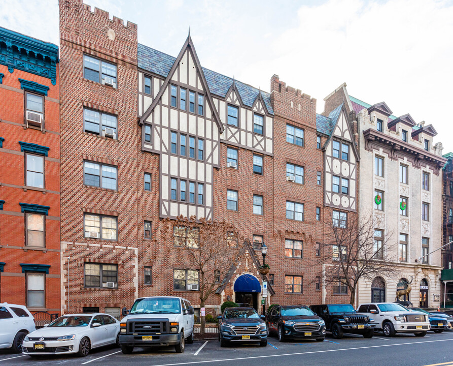 Canterbury Court in Hoboken, NJ - Building Photo