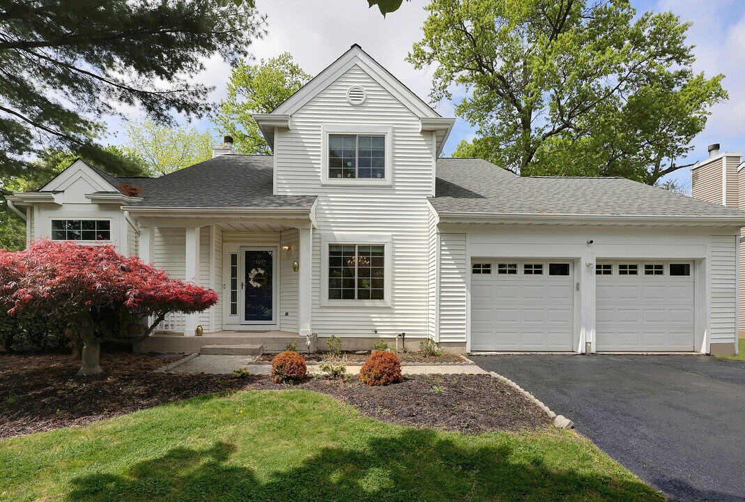 160 Buttonwood Dr in Piscataway, NJ - Foto de edificio