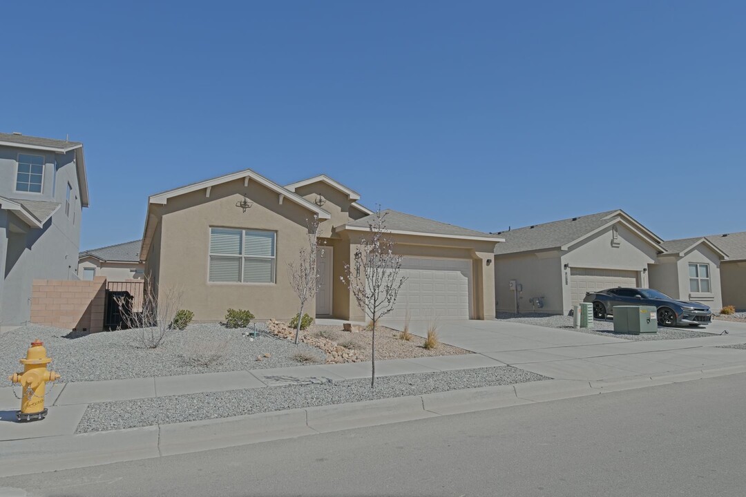 2546 Camino Plata Loop NE in Rio Rancho, NM - Building Photo