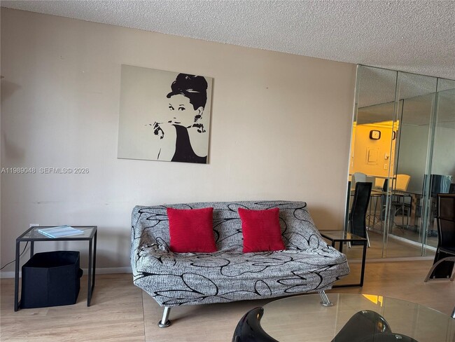 16851 NE 23rd Ave in North Miami Beach, FL - Foto de edificio - Building Photo