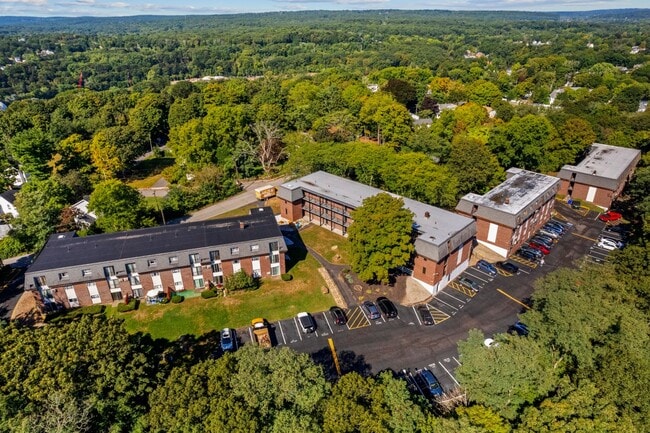 Cedar Glen in Norwich, CT - Foto de edificio - Building Photo