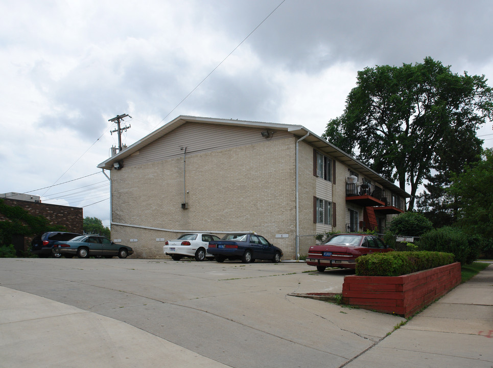 Sunset Apartments in Lansing, MI - Building Photo