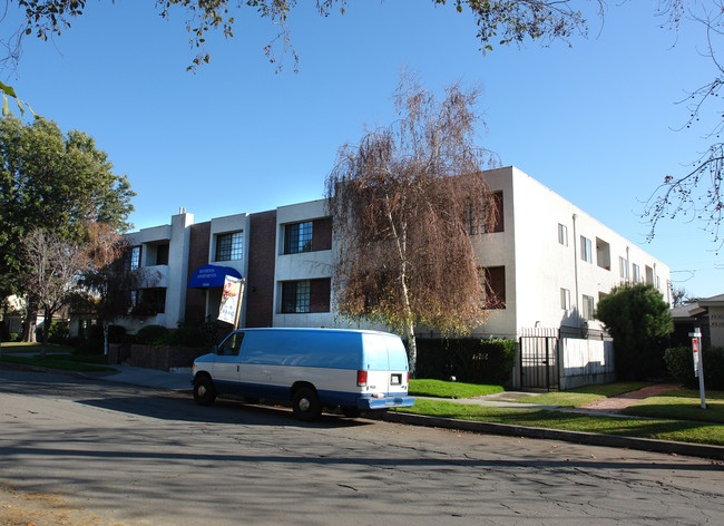 Riverton Apartment in North Hollywood, CA - Foto de edificio - Building Photo