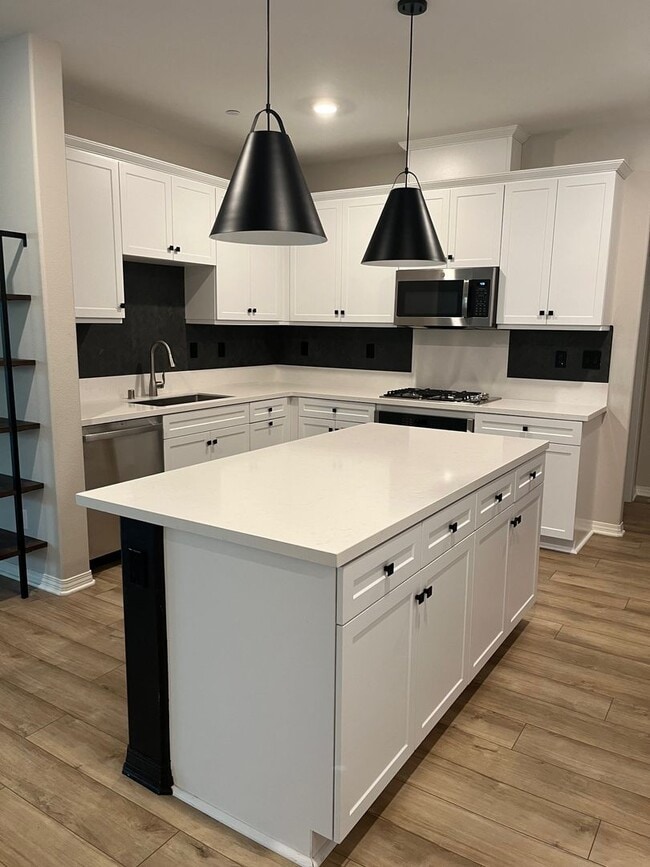 33045 Powell Ln in Winchester, CA - Building Photo - Building Photo