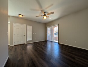 400 Amber Pine St in Las Vegas, NV - Building Photo - Building Photo