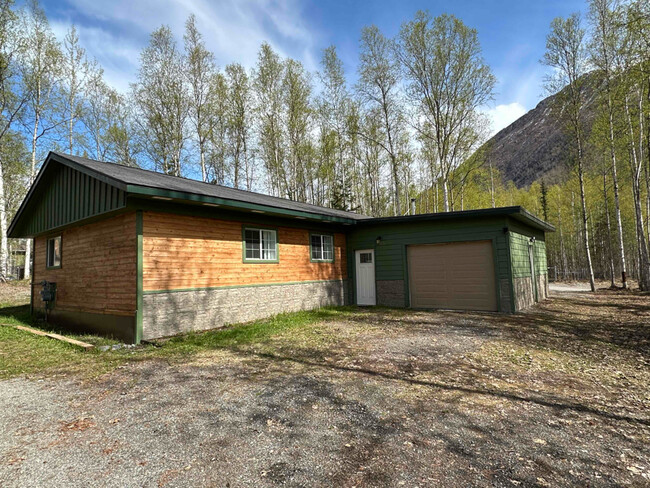 24641 Chugiak Dr in Anchorage, AK - Foto de edificio - Building Photo