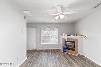 103 Woodlake Ct in Jacksonville, NC - Building Photo - Building Photo