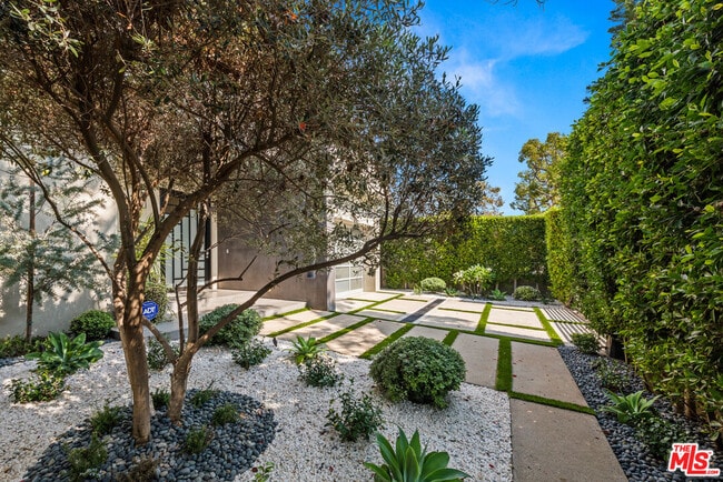 6617 Lindenhurst Ave in Los Angeles, CA - Building Photo - Building Photo