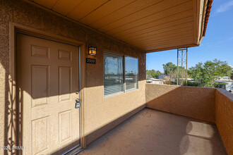 303 N Miller Rd in Scottsdale, AZ - Building Photo - Building Photo